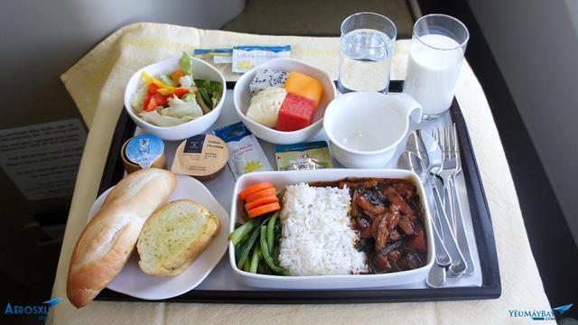 Một doanh nghiệp lãi gần 4 tỉ đồng/tháng nhờ bán trà sữa, đồ ăn trên máy bay