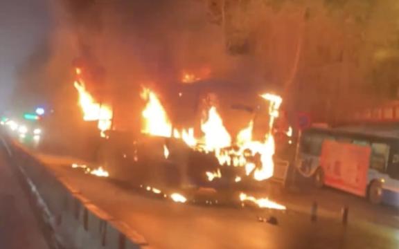 Xe bus đang chạy bất ngờ bốc cháy dữ dội ở Hà Nội