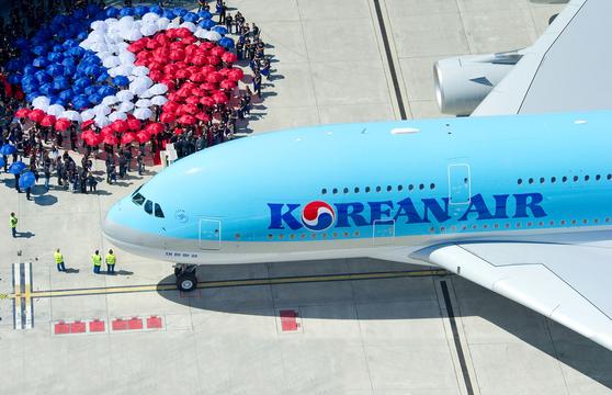 Hãng bay Hàn Quốc kiểm tra cân nặng của khách trước khi bay