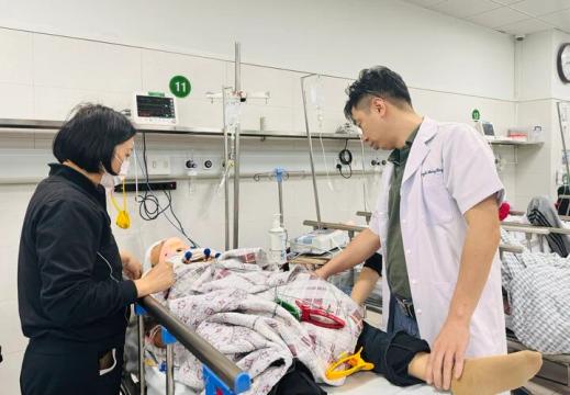 Vụ sập trần lớp học ở Nghệ An: Một nữ học sinh có thể bị liệt
