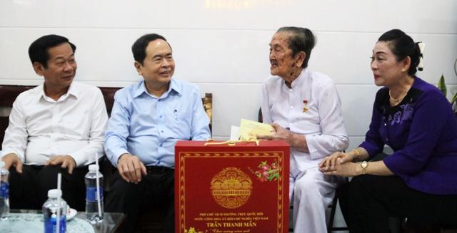 Phó Chủ tịch Thường trực Quốc hội Trần Thanh Mẫn tặng quà Tết cho người dân Kiên Giang