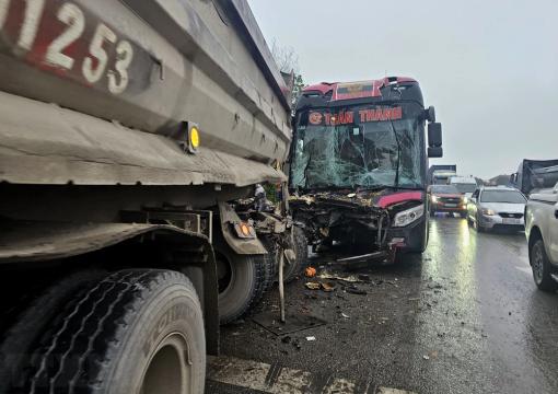 Tai nạn liên hoàn trên quốc lộ 1A, 2 người thương vong