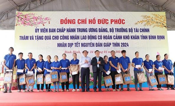 Bộ trưởng Tài chính Hồ Đức Phớc thăm, tặng quà Tết cho công nhân lao động tỉnh Bình Định
