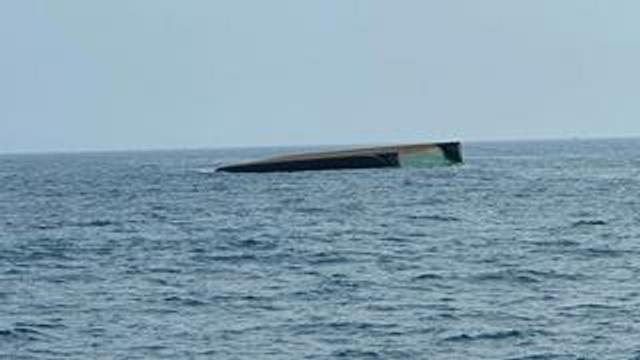 Quảng Ngãi: Chìm sà lan 3 người chết, 2 người mất tích