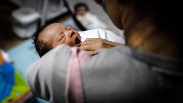 Hàn Quốc xem xét tặng 1,9 tỷ đồng tiền mặt cho mỗi trẻ mới sinh 