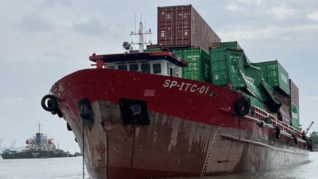 Tàu hàng va chạm sà lan làm 9 container rơi xuống sông Sài Gòn