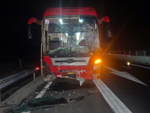 Xe khách tông nhau trên cao tốc Vĩnh Hảo - Phan Thiết, nhiều người bị thương