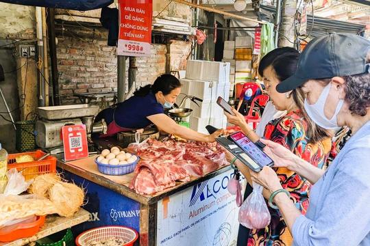 Nhiều cửa hàng ở Hà Nội mất tiền vì bị kẻ gian dán đè mã QR 
