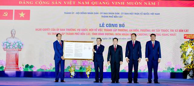 Phó Chủ tịch Quốc hội Trần Quang Phương trao nghị quyết thành lập thành phố Bến Cát