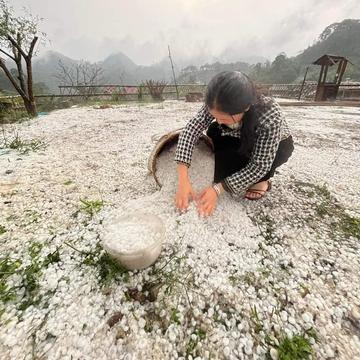 Mưa đá phủ trắng bản làng xã Hang Kia - Pà Cò ở Hòa Bình