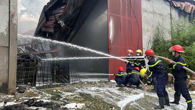 8 cảnh sát PCCC nhập viện sau vụ cháy kho xưởng 1.000m2
