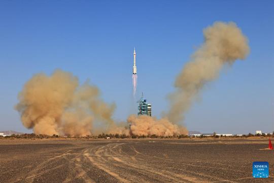 Trung Quốc phóng tàu vũ trụ Thần Châu-17