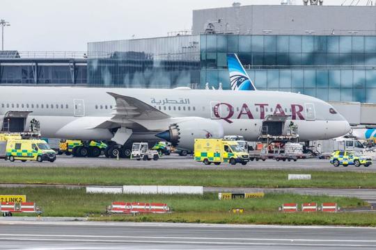 Máy bay của Qatar Airways gặp nhiễu động, 12 người bị thương