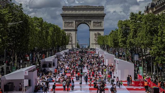 Chuyến dã ngoại của 4.000 người tại đại lộ Champs-Elysées