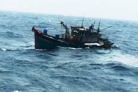 Bình Thuận: Tàu cá bị sóng đánh chìm, 1 ngư dân mất tích