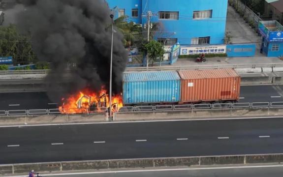 TPHCM: Cháy xe container ngùn ngụt, tài xế mở cửa thoát thân