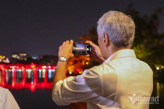 Thủ tướng Singapore đi dạo Hồ Gươm, đền Ngọc Sơn
