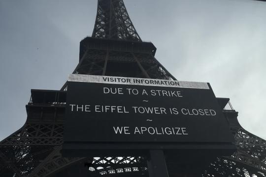 Pháp: Tháp Eiffel tạm đóng cửa
