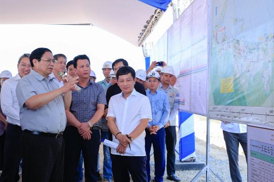 Thủ tướng Phạm Minh Chính tới hiện trường đôn đốc tiến độ các dự án cao tốc trọng điểm