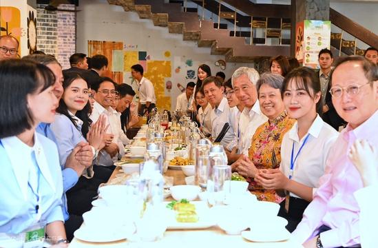 Thủ tướng Singapore thưởng thức bún thang cùng sinh viên Hà Nội