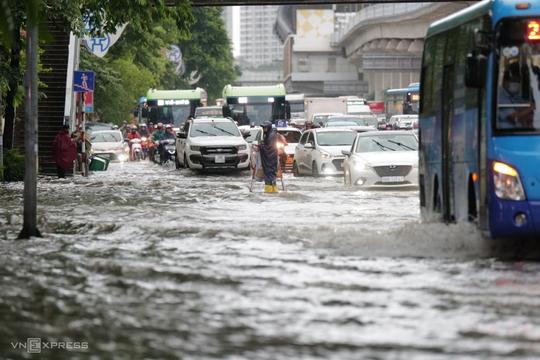 Hashtag 24h ngày 28/9: Loạt tuyến đường của Hà Nội ngập sâu do mưa lớn