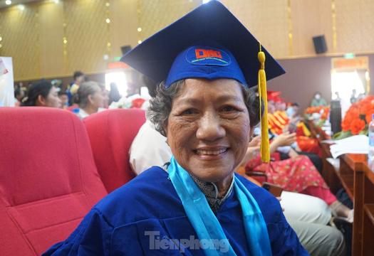 Cụ bà 75 tuổi nhận bằng tốt nghiệp đại học ngành dược