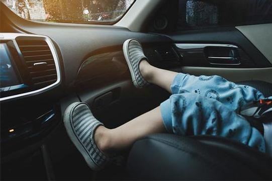 Đề xuất trẻ dưới 10 tuổi không được ngồi ghế trước ôtô
