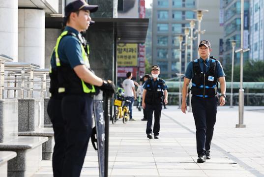 Tấn công bằng dao bên ngoài Văn phòng Tổng thống Hàn Quốc