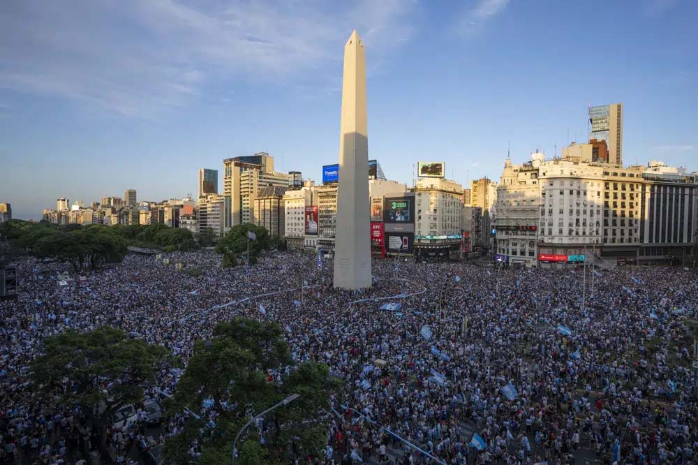 Biển người tràn ngập thủ đô Argentina sau trận thắng Croatia