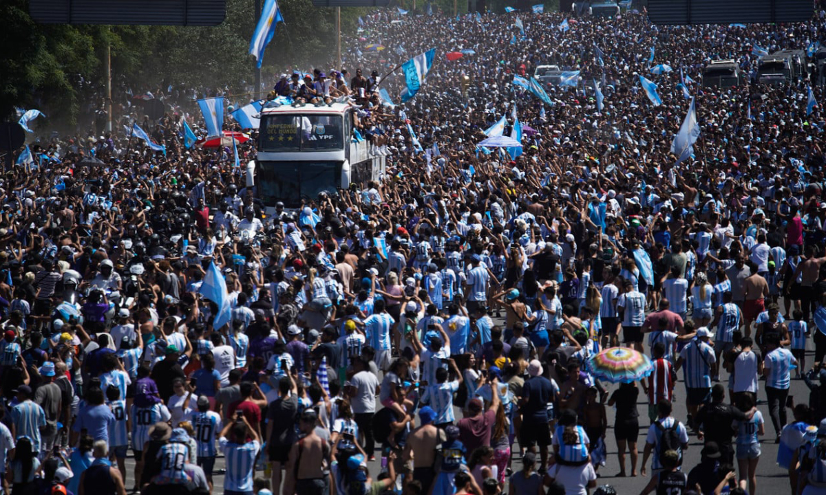 Messi "tháo chạy" bằng trực thăng, lễ ăn mừng World Cup biến thành bạo loạn