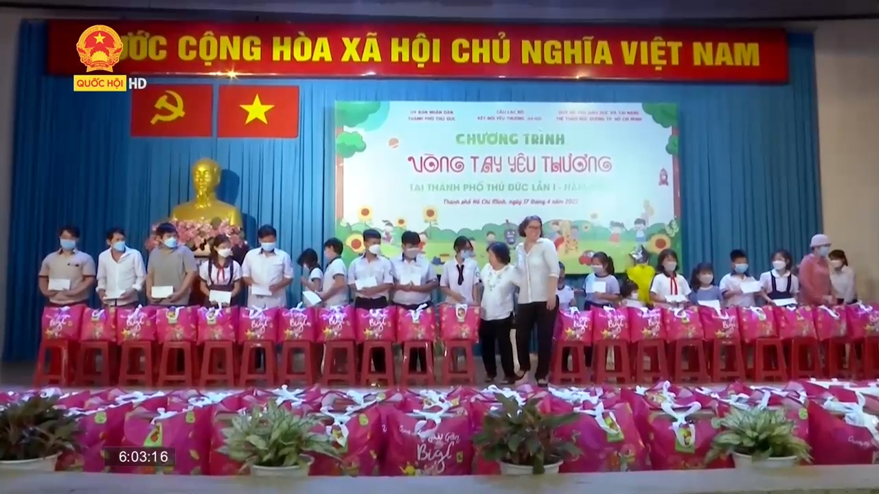 TP. Hồ Chí Minh: Mang “Vòng tay yêu thương” đến hơn 100 trẻ em mồ côi do Covid-19