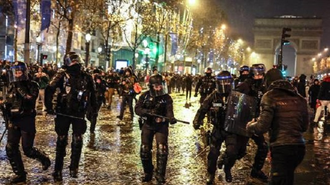 Cảnh sát và người hâm mộ đụng độ dữ dội ở Paris sau khi Pháp thua Argentina ở chung kết World Cup