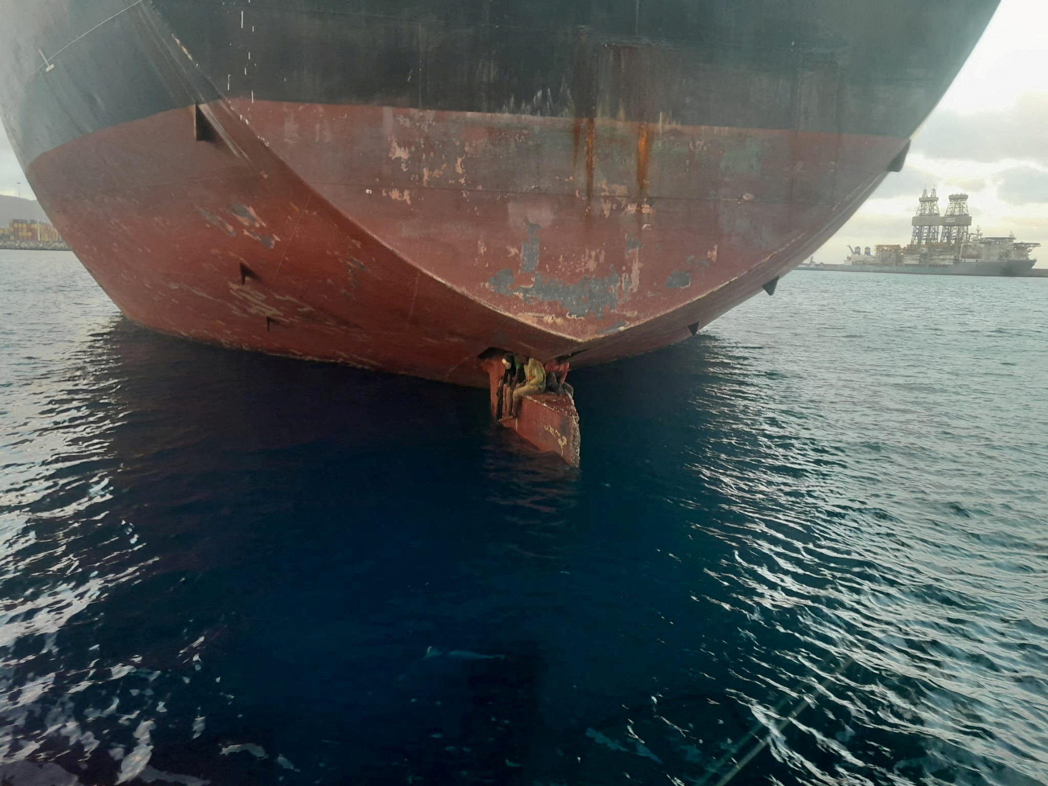 Sống sót sau 11 ngày trốn dưới bánh lái tàu chở dầu