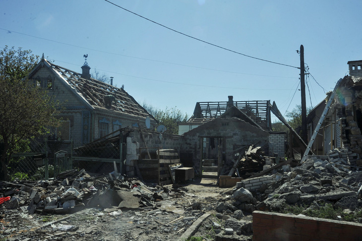 Gấp rút sơ tán dân xung quanh Nhà máy điện hạt nhân Zaporizhzhia, Ukraine