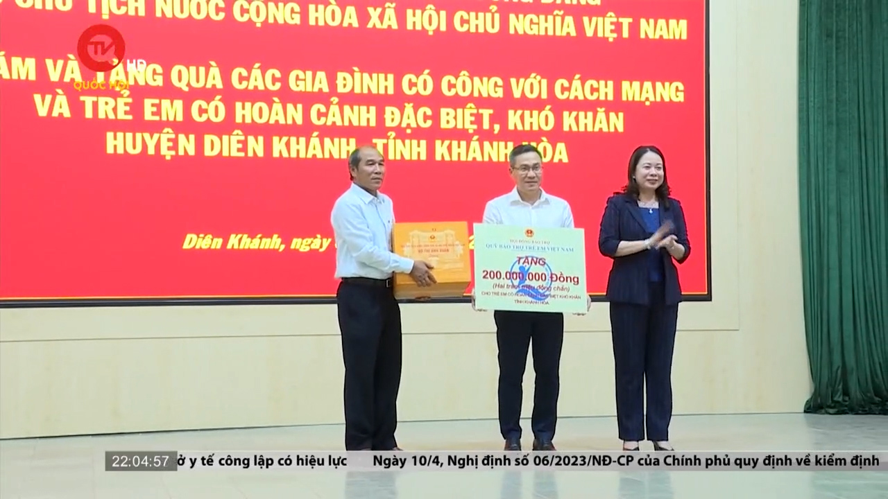 Phó Chủ tịch Nước thăm tặng quà gia đình có công tại Khánh Hòa