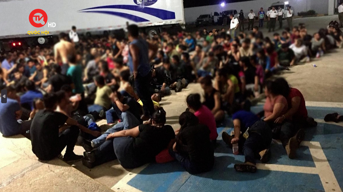 Xe đầu kéo chở hơn 300 người di cư bất hợp pháp bị bỏ lại trên cao tốc ở Mexico