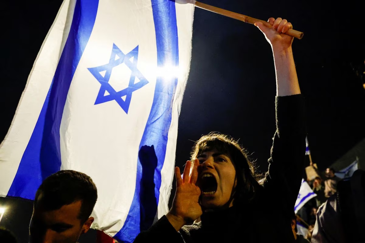 Israel sa thải Bộ trưởng Quốc phòng, biểu tình bùng nổ