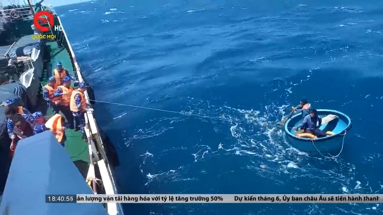 Tàu cảnh sát biển đã tiếp nhận 2 thuyền viên gặp nạn trên biển Bình Thuận