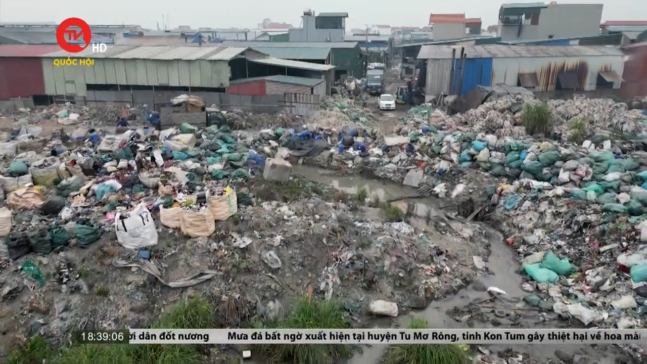 Hưng Yên: “Bỏ quên” xử lý khu phố tái chế nhựa Dị Sử