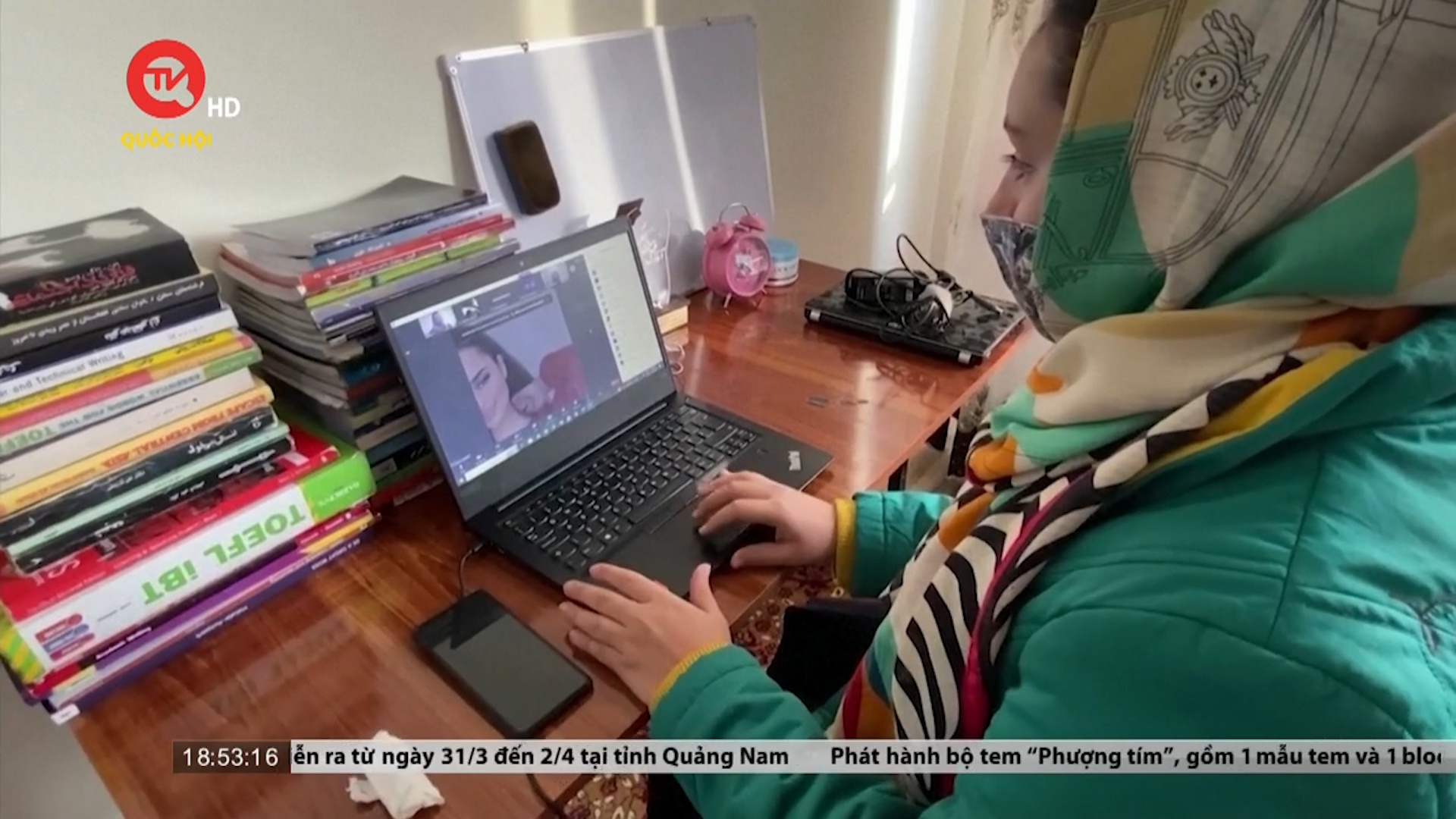 Phụ nữ Afghanistan chuyển sang học trực tuyến