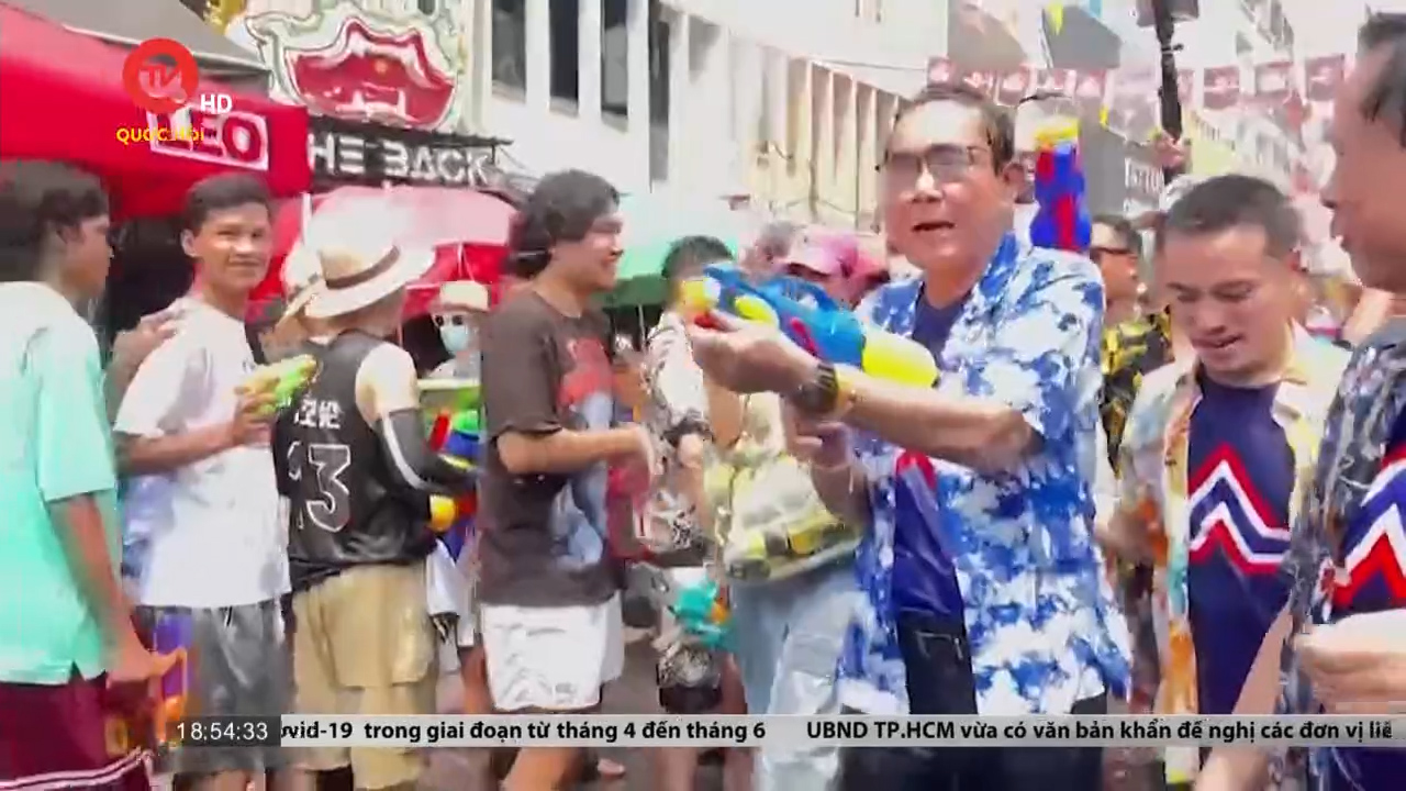 Thủ tướng Thái Lan ướt người khi ra đường trong dịp Tết té nước