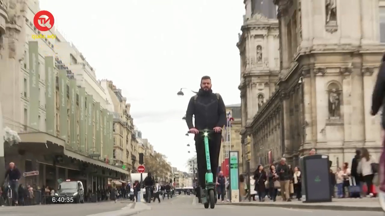 Người dân Paris bỏ phiếu về số phận của xe scooter điện