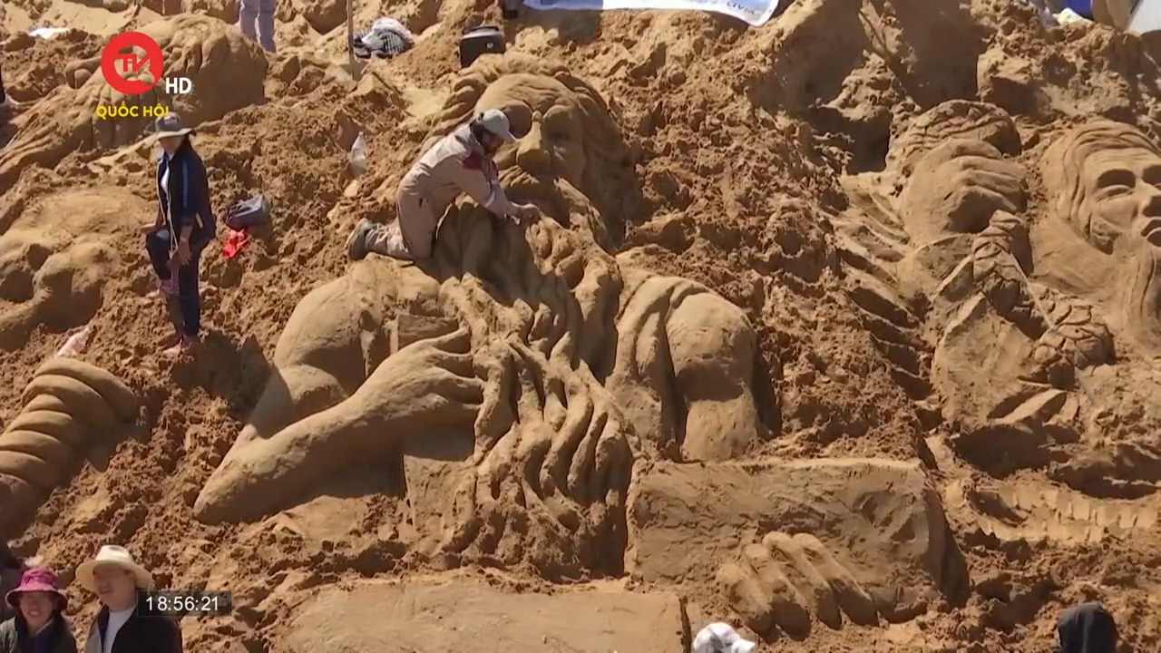 Kinh ngạc tác phẩm điêu khắc kinh thánh từ cát tại Bolivia