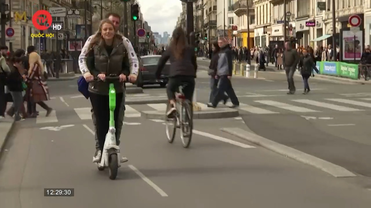Pháp: Người dân Paris muốn loại bỏ xe scooter điện