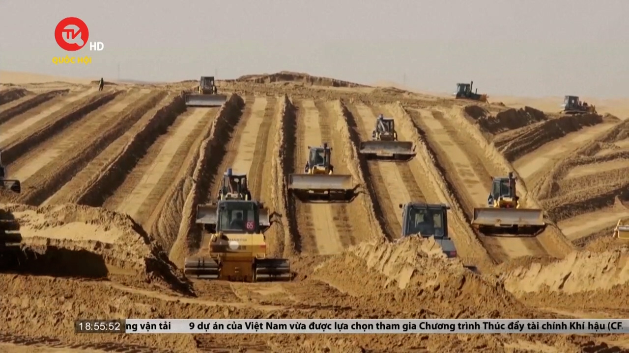 Trung Quốc xây dựng cơ sở năng lượng sạch trên sa mạc