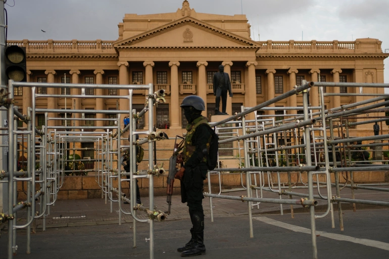 Sri Lanka gia hạn tình trạng khẩn cấp, bắt thủ lĩnh biểu tình