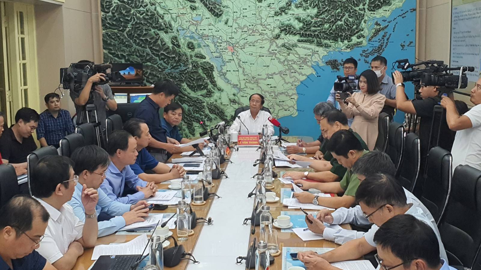Bão Noru ở Biển Đông: Phó Thủ tướng họp khẩn với 14 địa phương