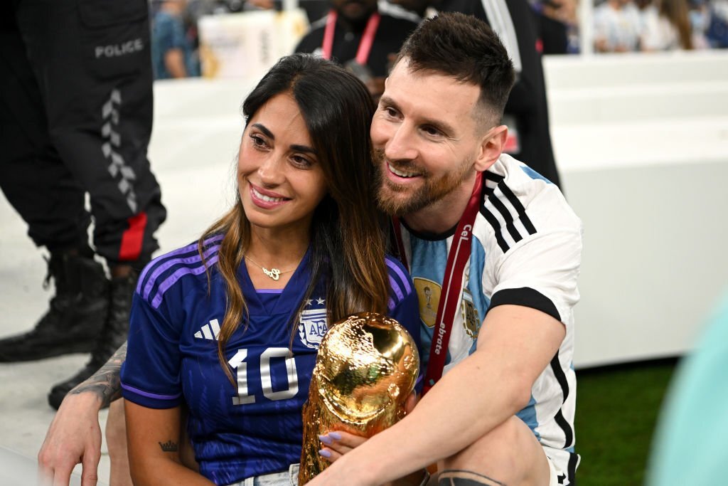 Vợ của Messi sẽ bị FIFA trừng phạt vì cầm cúp vàng World Cup?