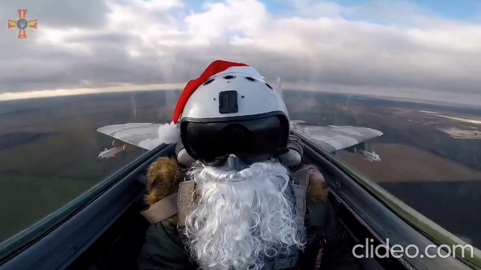 Phi công Ukraine mặc đồ ông già Noel lái máy bay