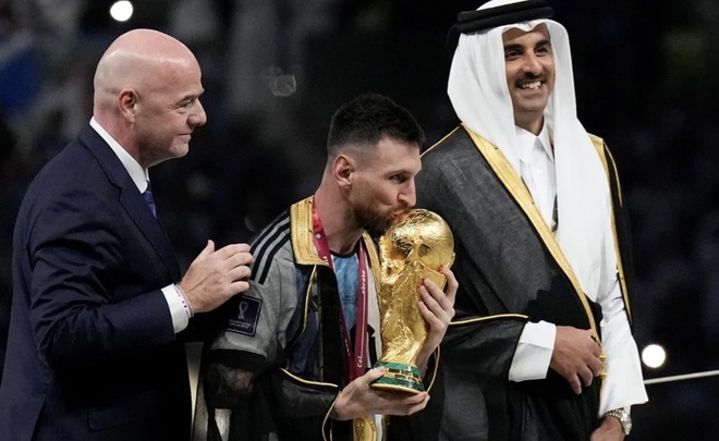 Ý nghĩa chiếc áo choàng đen Messi mặc khi nâng cúp World Cup